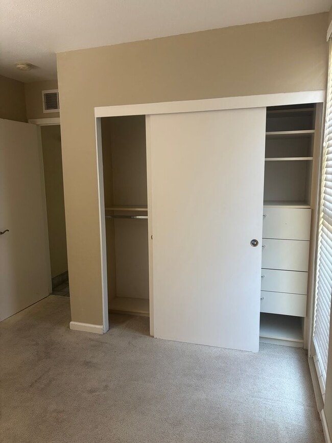 Building Photo - Lovely, 2 Bedroom 1.5 bath townhome nestle...