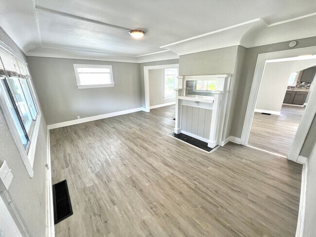 Building Photo - Newly Rehabbed Single Family in Dayton!