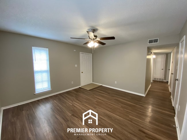 Building Photo - Spacious 3BR/2BA Home with Open Kitchen & Fenced Yard in Memphis