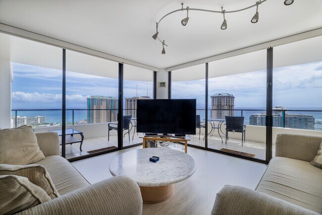 Cómodo espacio de estar con puertas lanai de piso a techo. - 1910 Ala Moana Blvd