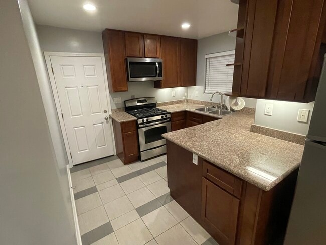Kitchen view B - 4844 Daisy St