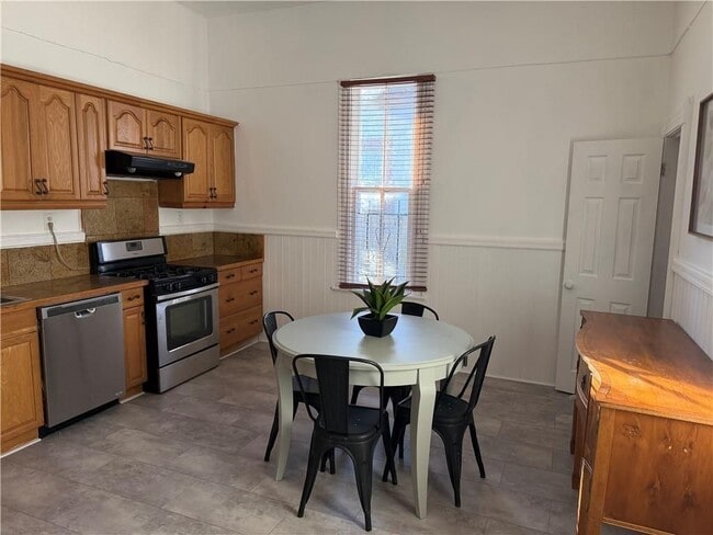 Building Photo - 194 Hendrix Ave SW