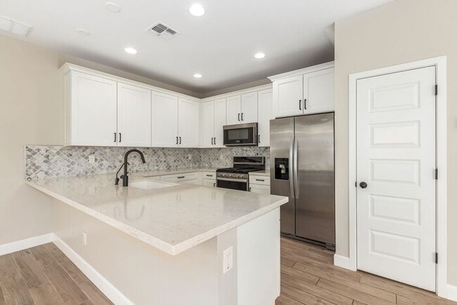 Building Photo - Rare end lot!