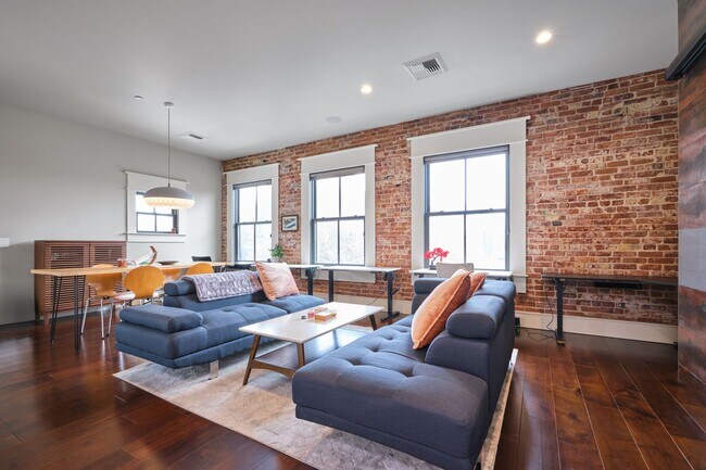 Foto del edificio - Furnished 2 Bdrm/2 Bath Condo in the Heart of Downtown Ashland!