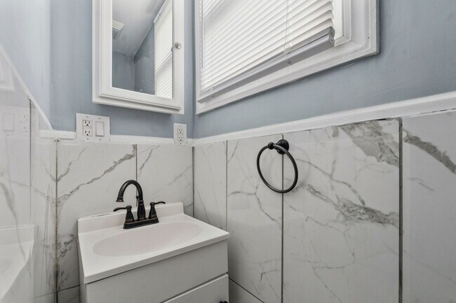 Baño completo - 2537 E Ann St