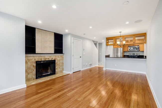 Building Photo - 2 Bedroom 2.5 Bath Townhouse Kirkland *Move in special!