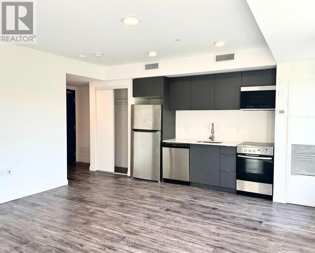 Photo du bâtiment - 325 University Ave W