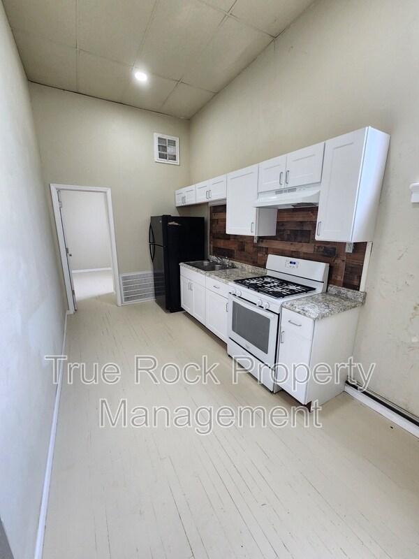 Building Photo - 208 E MAIN, Apt #3 (BILLS PAID- not including tv or wifi)