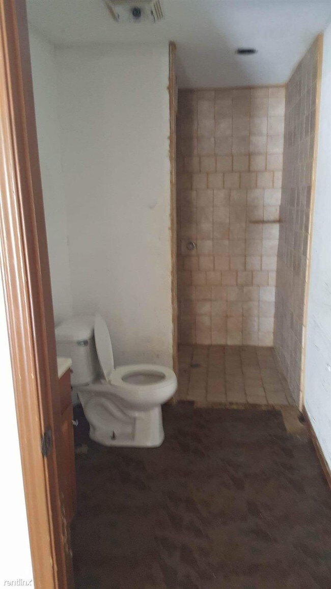 Building Photo - 804 W Morales St