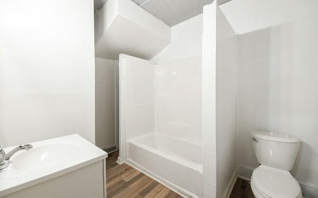 Building Photo - 1361 E 45th St