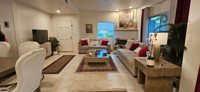 Building Photo - Charming 3-Bedroom Townhome in Prime Pasad...
