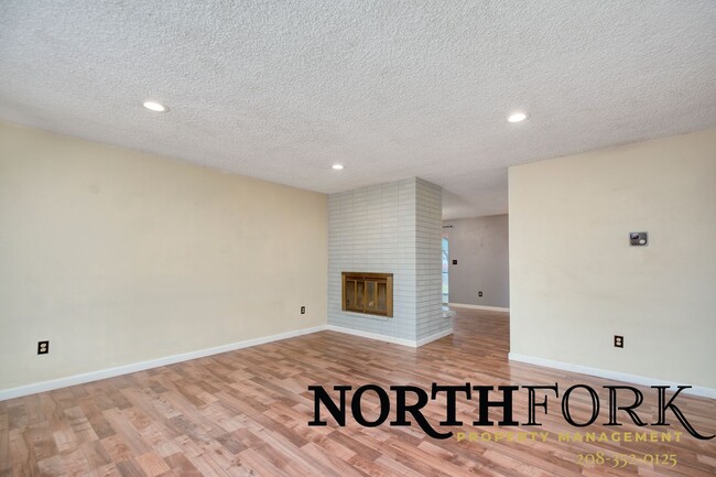 Building Photo - First month rent $500 credit to move in Fe...