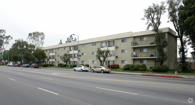 Building Photo - Oak Tree Apartments