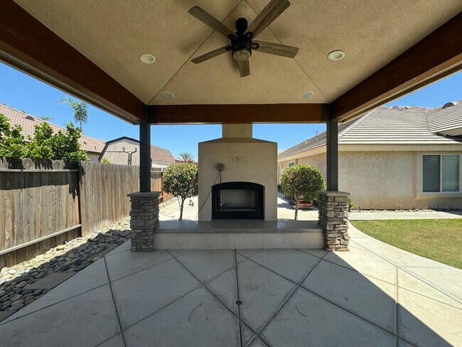 Building Photo - Gorgeous NW Bakersfield home with pool!