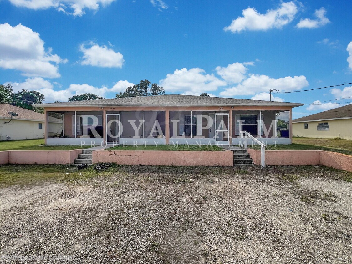 Foto principal - Your Duplex Dream Just Got Merrier! Charming 3-Bed, 2-Bath Home in Lehigh Acres!