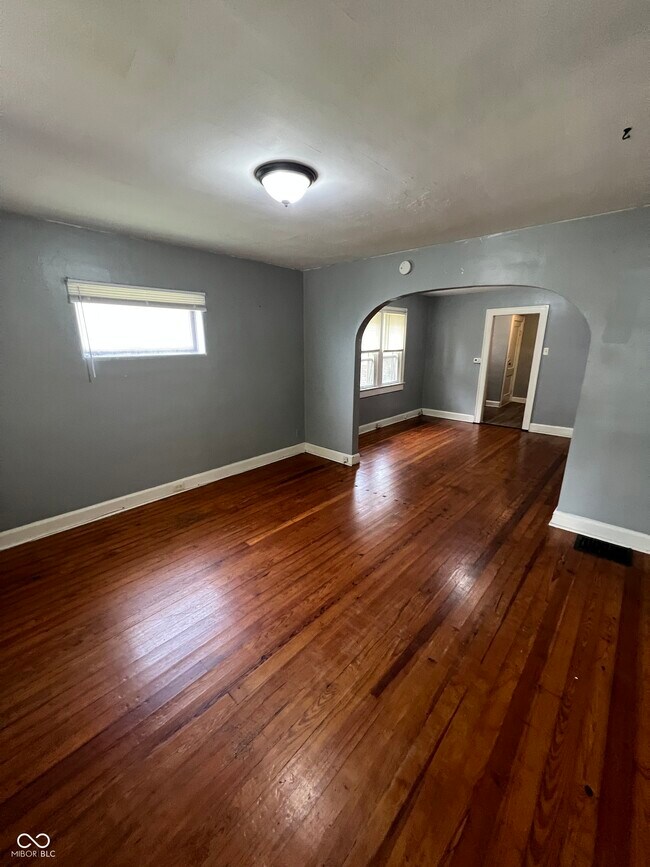 Building Photo - 1206 N Gladstone Ave