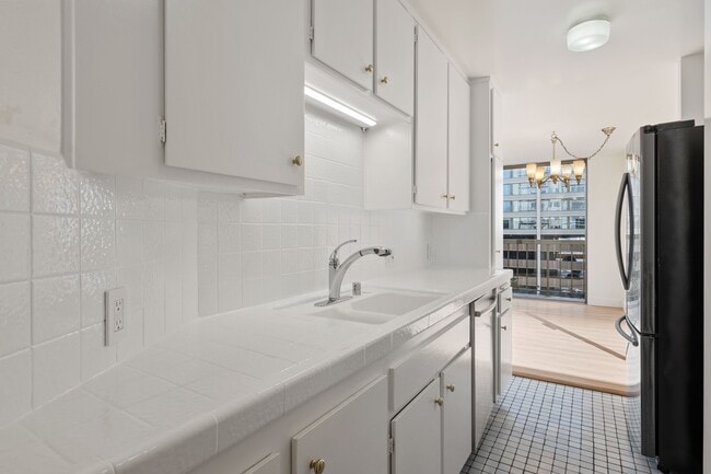 Building Photo - 10747 Wilshire Blvd