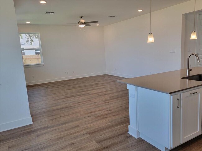 Building Photo - 1009 Chapote Ter