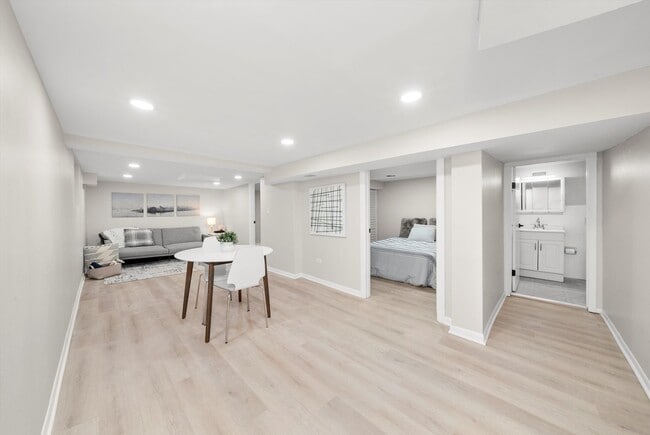 Building Photo - 4735 N Kilbourn Ave