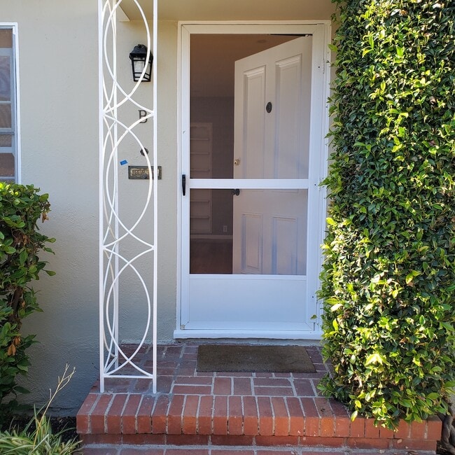 Building Photo - 847 12th St