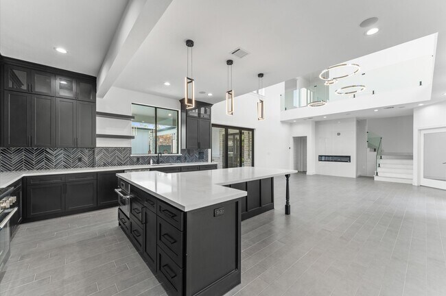 Building Photo - 10070 Cedardale Dr