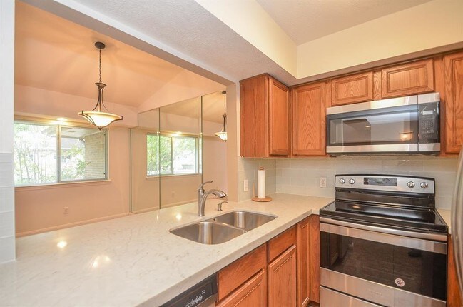 Foto del edificio - 6404 Bayou Glen Rd