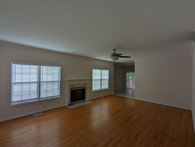 Foto del edificio - Spacious 4-Bedroom, 3-Bath Home in Parkside!