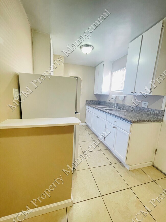 6621 Kitchen - 6621 Whitsett Ave