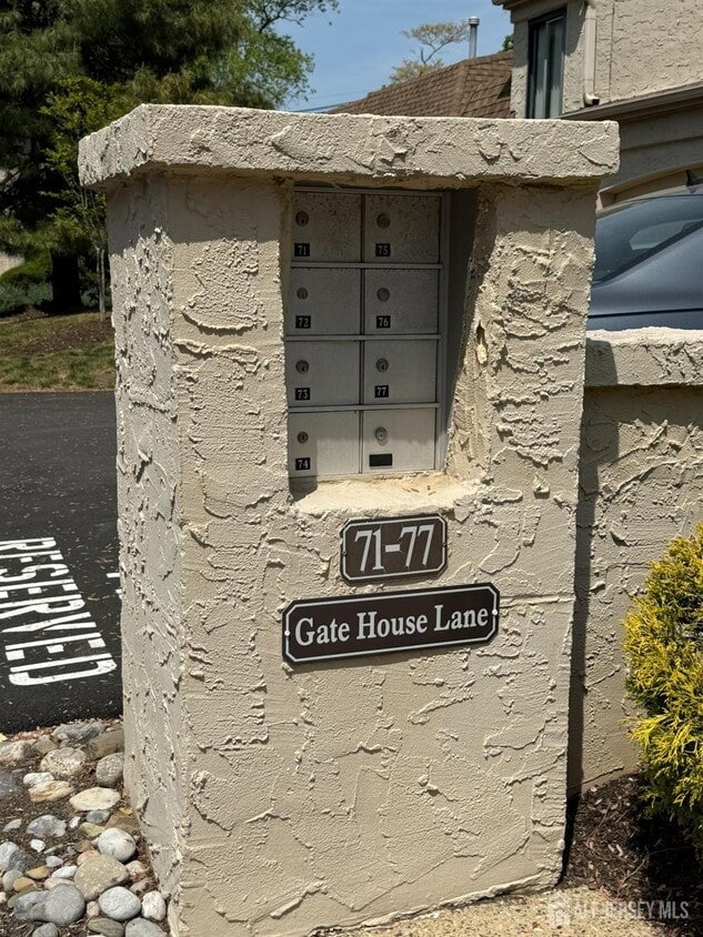 Primary Photo - 75 Gate House Ln