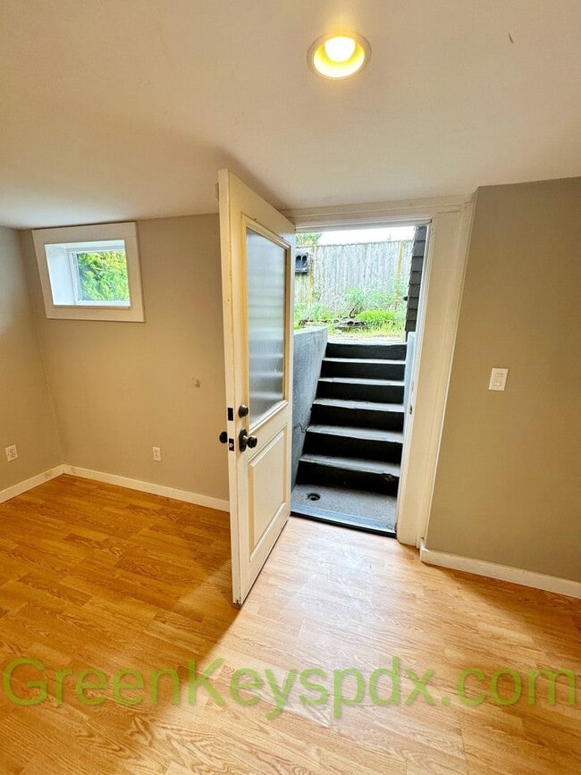 Building Photo - 3-bedroom, 2.5-bathroom Craftsman house in...