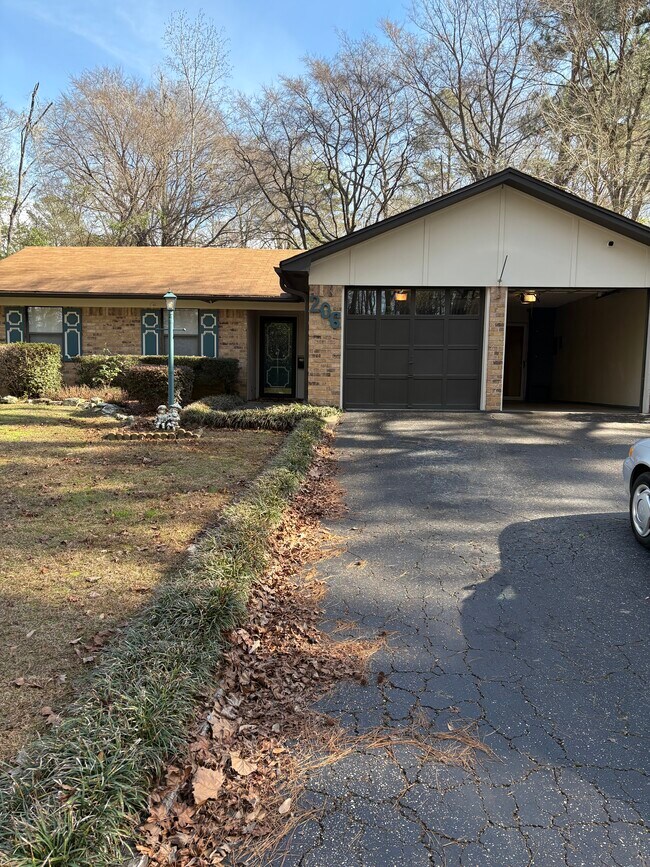 Foto del edificio - 206 Cedarcrest Dr