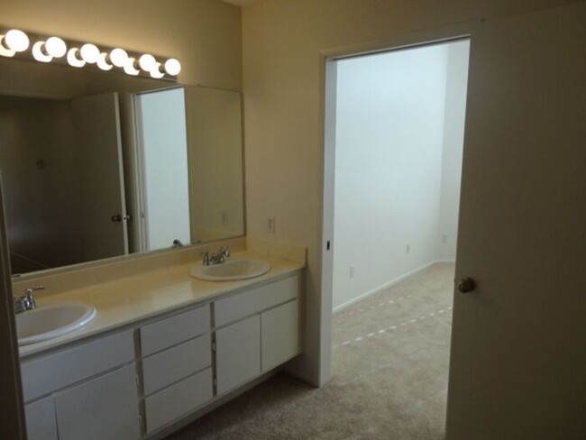 Building Photo - Nice 2 + 2 Santa Fe Condo Valencia
