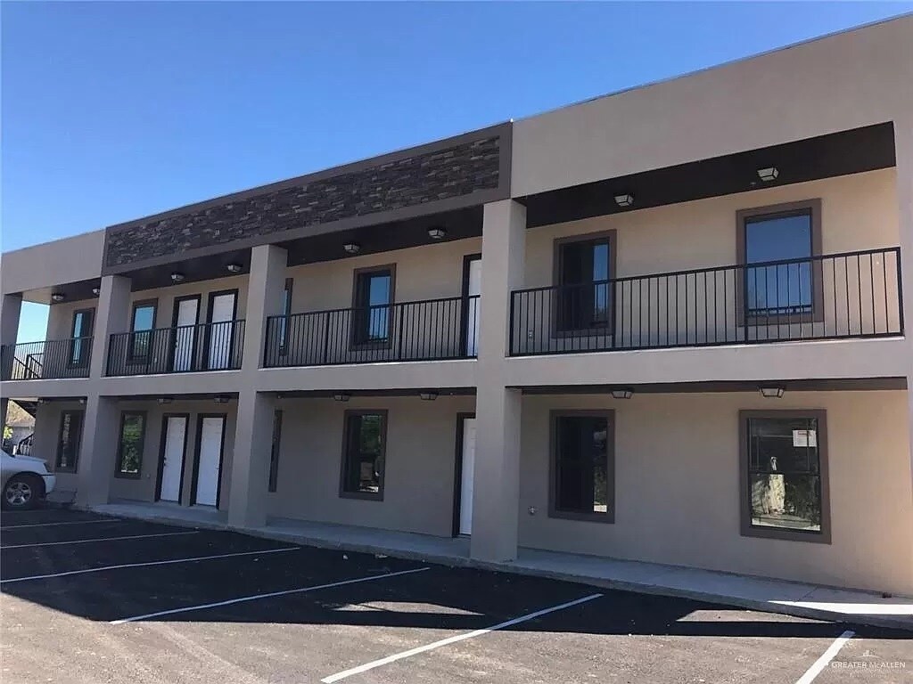 Foto principal - 1100 E Cedar Ave