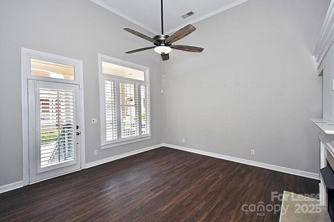Building Photo - 4939 S Hill View Dr