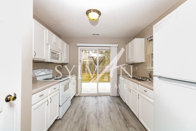 Building Photo - Prepare to fall in love with this 4 bedroo...