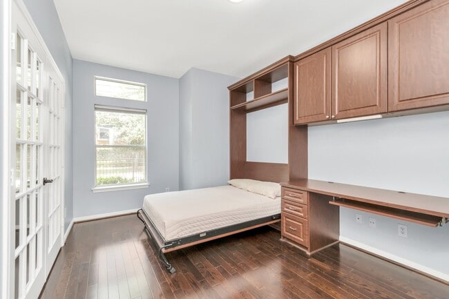 Building Photo - 2901 W Dallas St