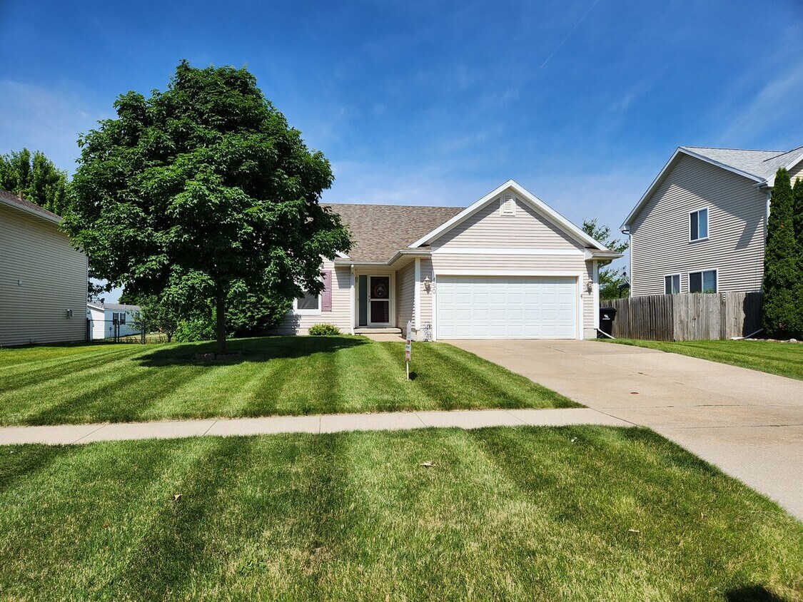 Foto principal - 3 Bedroom, 2.5 Bath fenced yard!