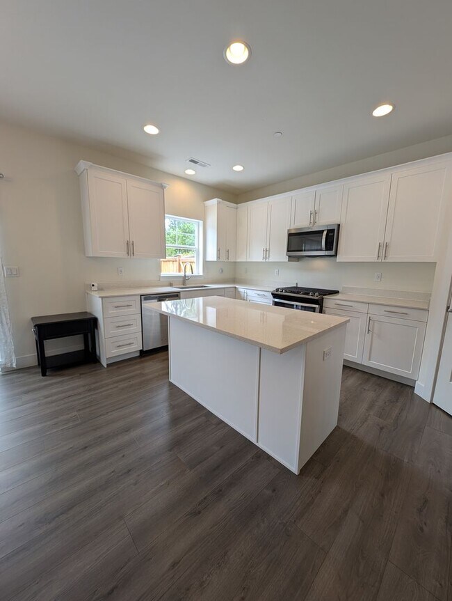 Foto del edificio - 3 Bedroom Palmer Lake Oasis. Available Now!