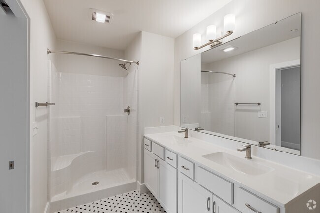 2 habitaciones, 2 baños, estilo 3 (1093 pies cuadrados), baño - Monroe Pointe