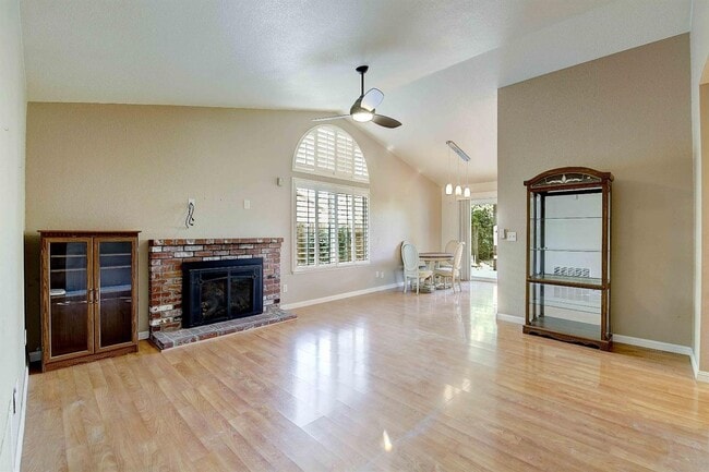 Building Photo - Updated 3 Bedroom Home on Quiet Court with Covered Patio