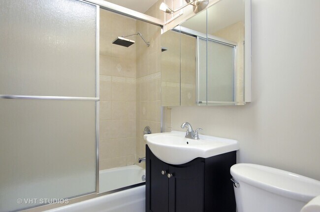 Foto del edificio - 655 W Irving Park Rd