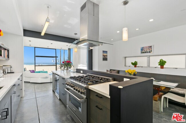 Building Photo - 419 Ocean Front Walk