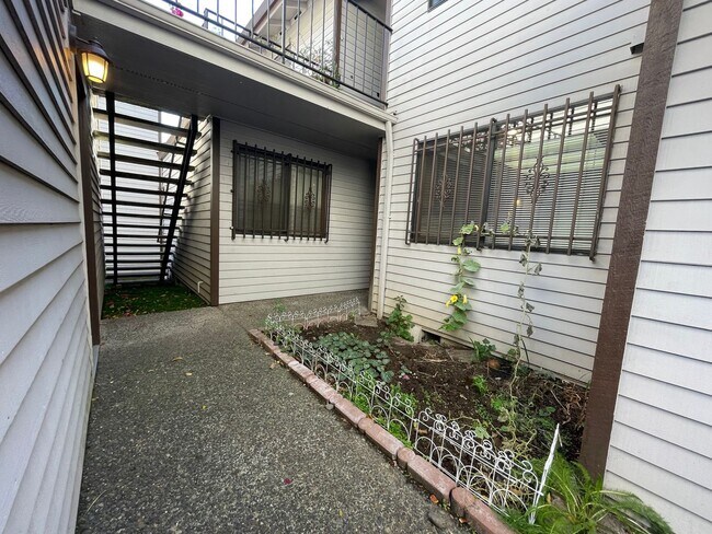 Foto del edificio - 2Bd/2Ba Unit Located in a Lovely Private Neighborhood in Happy Valley ~ Detached Garage, Washer &...