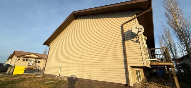 Building Photo - 9225-9293 93 Ave
