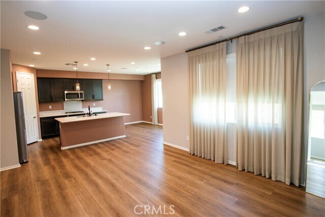 Foto del edificio - 24170 Hillcrest Dr
