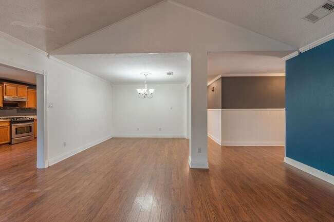 Building Photo - 501 Calhoun Dr