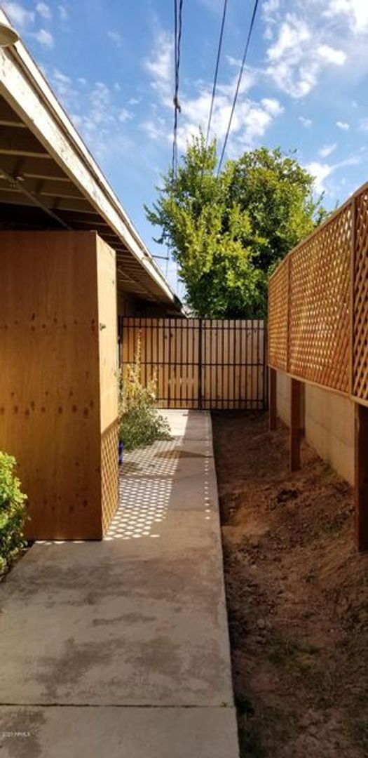 Building Photo - 2 BEDROOM 1 BATH SINGLE LEVEL WITH PRIVATE...