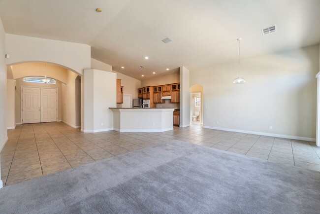 Foto del edificio - Charming Home with 2 Primary Bedrooms with...