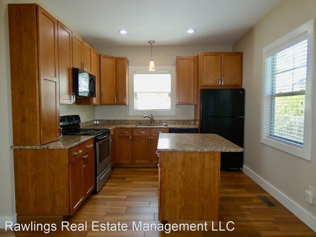 Building Photo - 2 br, 2.5 bath House - 8 Thurland Avenue