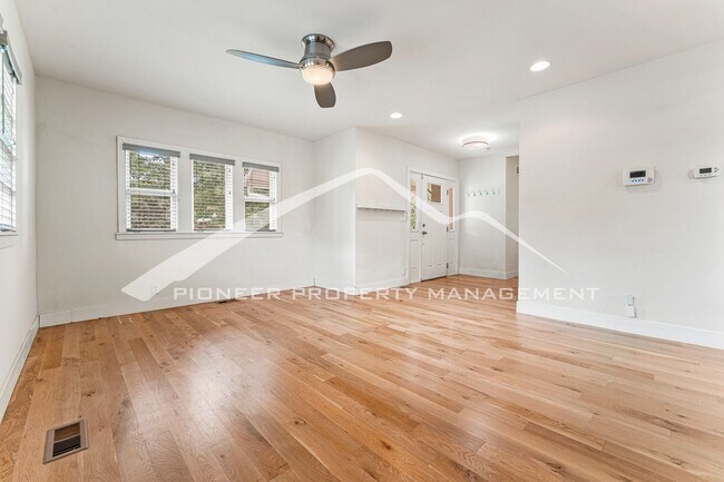 Building Photo - Beautiful Home With Central A/C, Enclosed ...